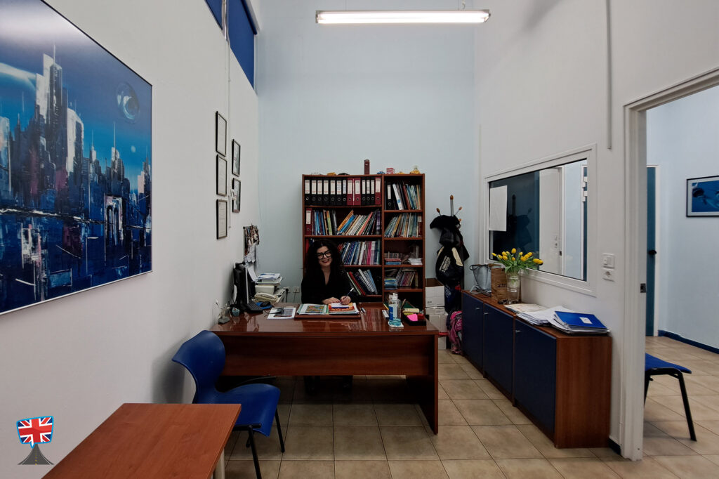 English Avenue Μαγούλα - Γραφείο διεύθυνσης